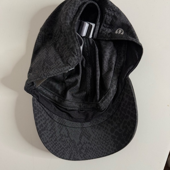 Lululemon Black Patterned Cap - Picture 5 of 5